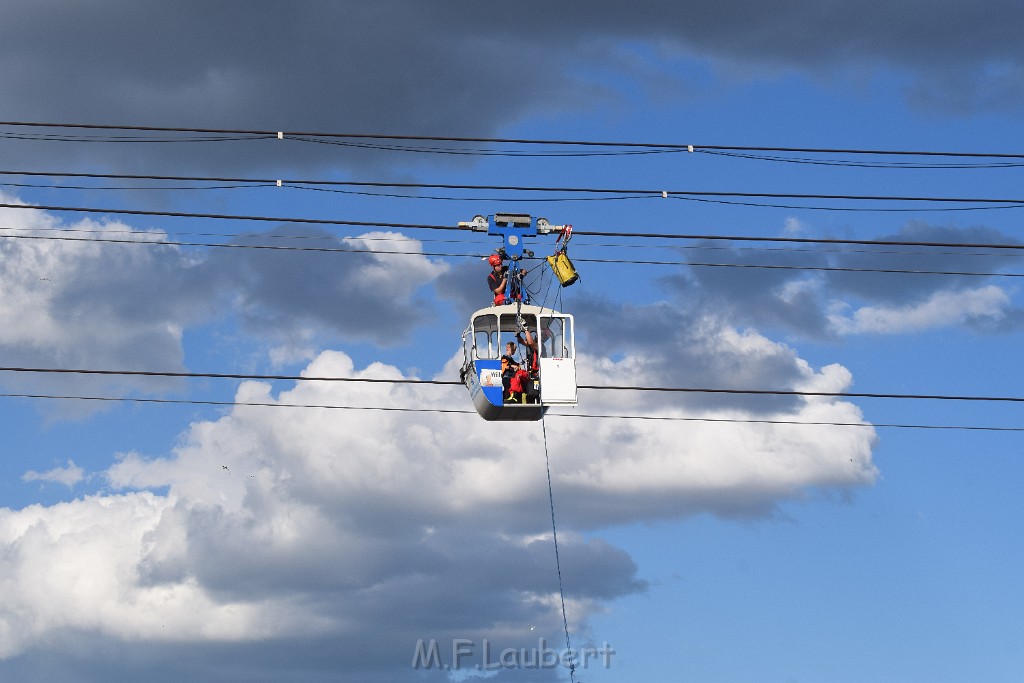 Koelner Seilbahn Gondel blieb haengen Koeln Linksrheinisch P482.JPG